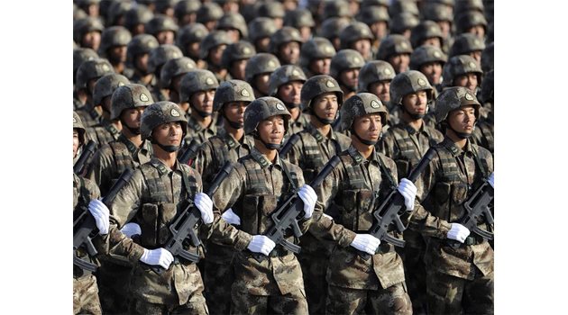 СИЛА: Китайски войници демонстрират мощ на парад в Пекин. 