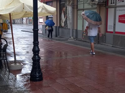 Само пешеходци с чадъри се осмелиха да се движат в дъжда.


СНИМК: Авторът.
