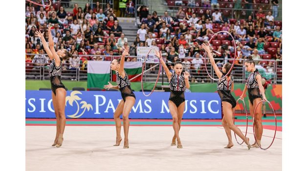 Българският ансамбъл по време на съчетанието с пет обръча в многобоя на световното първенство по художествена гимнастика в София. СНИМКИ: LAP.BG