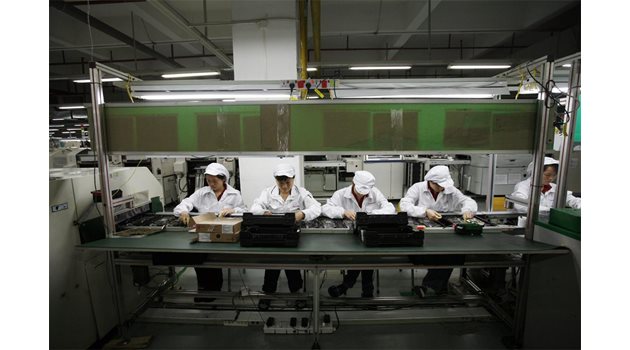 ПРОБЛЕМ: Китайци, работещи за подизпълнител на "Епъл", вече не са съгласни да работят за под 200 долара.