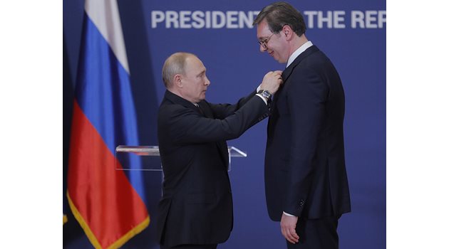 Президентът Путин награждава за верността му сръбския президент Вучич