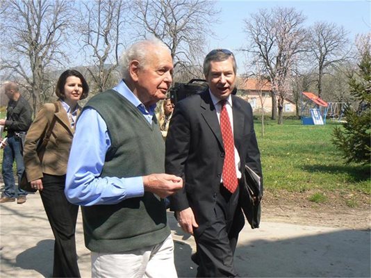 Бившият дипломат и външен министър - Иван Станчов разхожда посланик Уорлик из “Карин дом”. 
