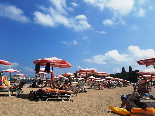 Сянката на плажа това лято ще струва толкова, колкото е предвидено в концесионните договори, без да се правят отстъпки като по време на пандемията.

СНИМКА: “24 ЧАСА”

