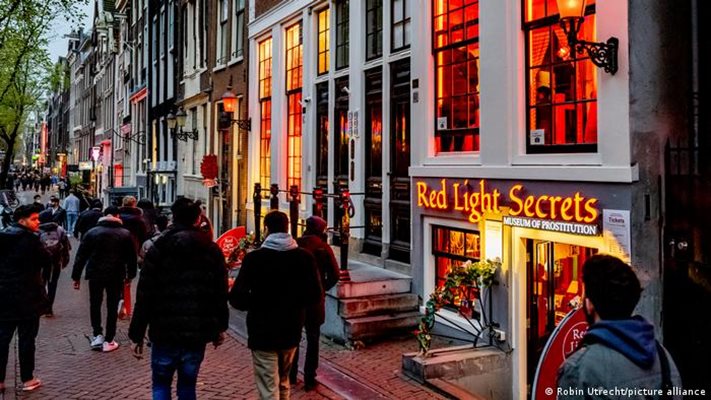 "Червените фенери" в Амстердам са магнит за туристите. Снимки "Дойче веле"