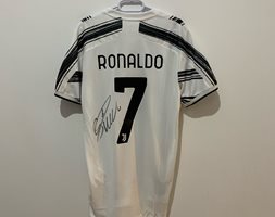 Футболист прави търг с подписана от Роналдо тениска за пострадалите от земетресението