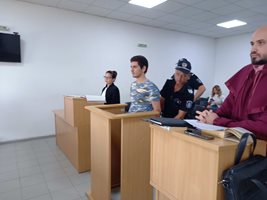 Станислав Огнянов се изправи пред съда.

Снимки: Авторът.