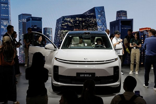 Точно преди откриването на автомобилното изложение в Пекин марката Li Auto, която произвежда plug-in хибридни автомобили, обяви намаление на цените на всички модели до 30 000 юана (3890 евро). Снимки: Ройтерс