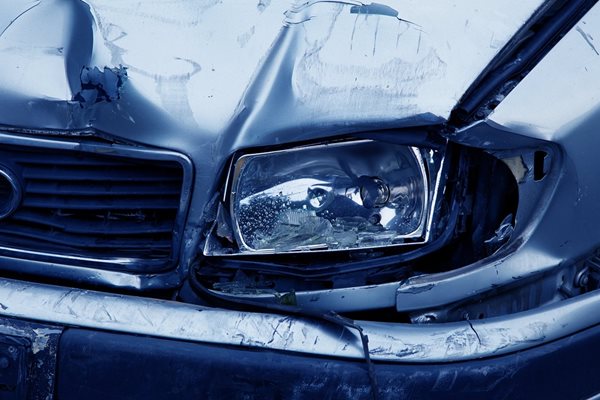 Млад шофьор е с опасност за живота, след като самокатастрофира край Бургас
