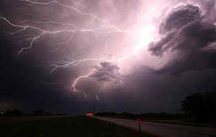 Топло, но с възможни бури и градушки днес, до 32° в Пловдив