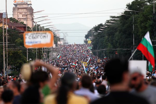 Ден 25: Протестиращите пак изпълниха Цариградско шосе (снимки + видео)