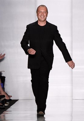 Майкъл Корс върви по подиума по време на Седмицата на модата в Ню Йорк, току-що представил новата си колекция. На едната му ръка се вижда брачната халка, която носи.