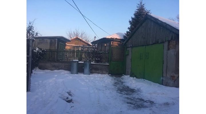 Къщата в Свищов, в която са открити двете сестри, държани в плен