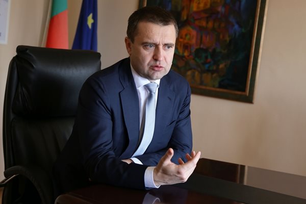 Председателят на комисията за финансов надзор Бойко Атанасов убеди "Бул Инс" да изплати обезщетенията на загиналите край Своге.