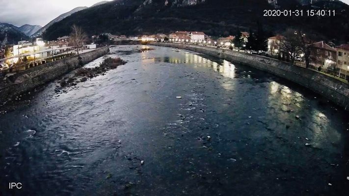 Опасаха с камери река Въча в Кричим