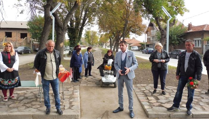 Кметовете на Стамболийски Георги Мараджиев (вдясно) и на Ново село Иван Стойчев откриха облагородения парк.