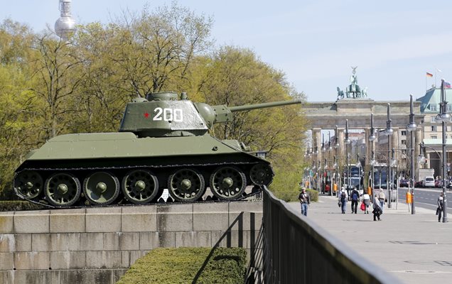 На 300 метра от Райхстага и Бранденбургската врата в Берлин стоят два танка Т-34.

