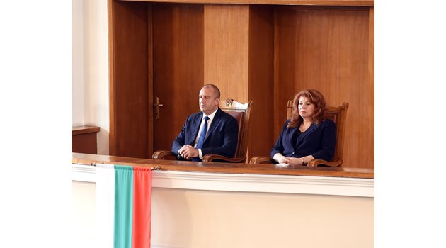 Президентът Радев наблюдава цялата церемония по откриването на 46-ия парламент заедно с вицепрезидента Илияна Йотова, но не държа реч пред депутатите.