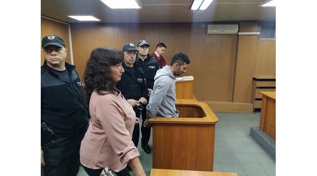 Александър Пашов в съдебната зала.
