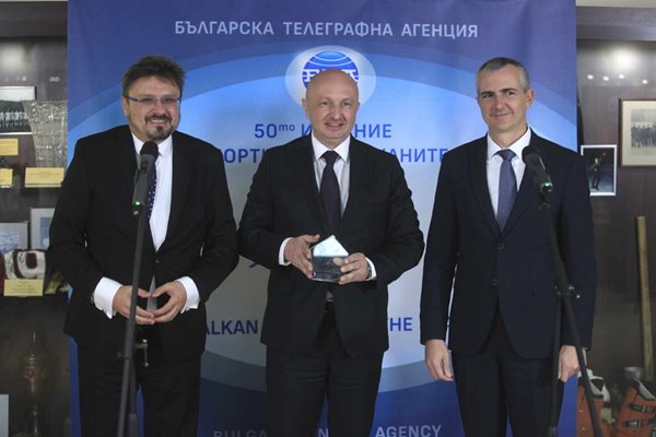 Министърът на спорта Димитър Илиев и шефът на БТА Кирил Вълчев връчиха наградата на посланика на Сърбия Желко Йович.
