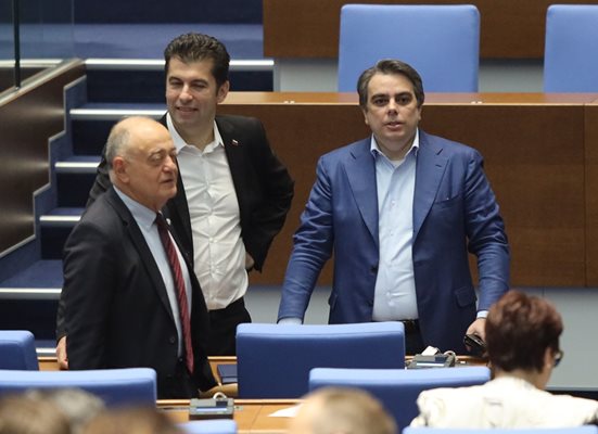 Атанас Атанасов, Кирил Петков и Асен Василев в парламента.