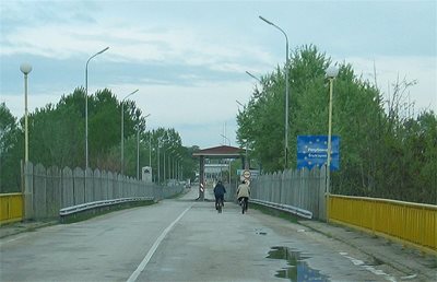 Безработни бреговчани преминават границата с велосипеди, за да изкарат 10 евро в Сърбия.
СНИМКА: ВАНЯ СТАВРЕВА