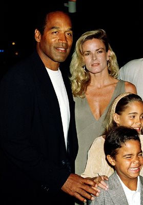 Бившата американска футболна звезда О Джей Симпсън със съпругата си Никол и децата им