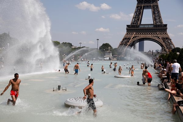 Десетки парижани се разхлаждат във фонтаните пред Айфеловата кула, след като жегата надхвърли 40°. В Южна Франция в петък се очакват 45°, което ще е нов национален рекорд за юни.