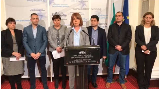 Йорданка Фандъкова заедно с депутатите от ГЕРБ, които внесоха предложените промени в НК.