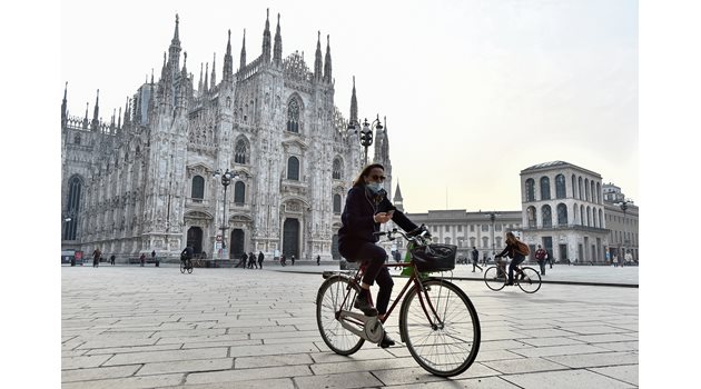 Италианка кара колело с маска в Милано след въвеждането на по-строги мерки.