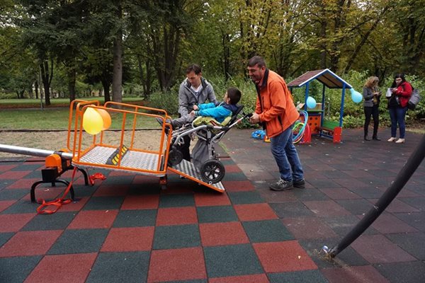 Ежедневни разходки на децата с увреждания, които са настанени в дом, са сред условията в новата наредба. 