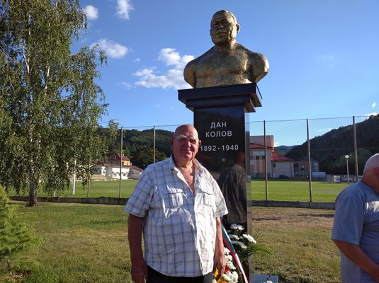 Знаменитият Александър Томов пред паметника на легендарния Дан Колов.