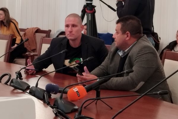 Ютюбърът Станислав Цанов (вляво) на изслушване във временната комисия за безопасността на машините за гласуване.

СНИМКА: “24 ЧАСА”
