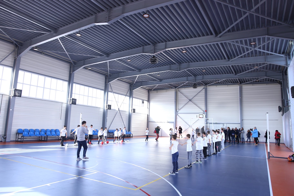 Изграждат физкултурни салони и спортни площадки в близо 500 училища
