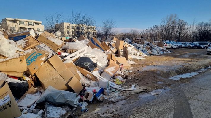 Сметището е заринато с боклуци