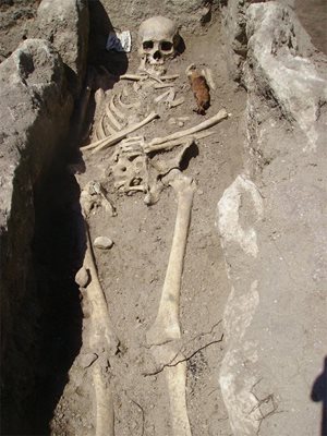 Така е изглеждал скелетът при откриването му при разкопките при черквата "Св. Николай Чудотворец" в Созопол.