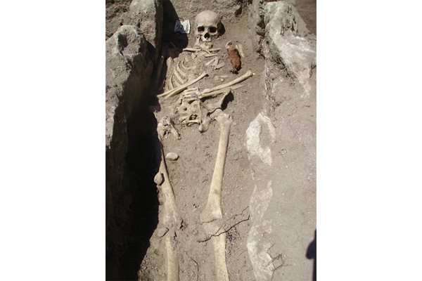 Така е изглеждал скелетът при откриването му при разкопките при черквата "Св. Николай Чудотворец" в Созопол.