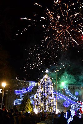 Богато украсената елха на Варна бе запалена на 6 декември на площад “Независимост”. Грейването на коледното дърво бе съпроводено по традиция от голям концерт.