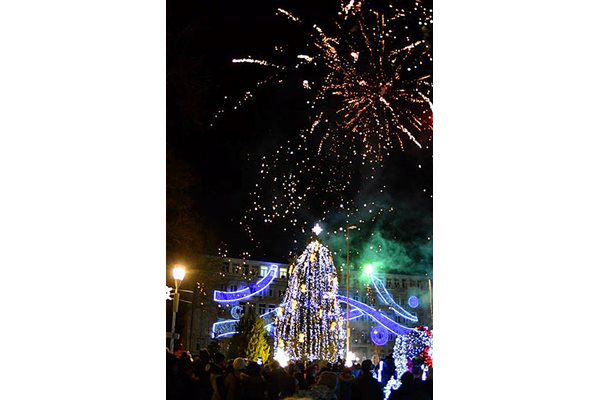 Богато украсената елха на Варна бе запалена на 6 декември на площад “Независимост”. Грейването на коледното дърво бе съпроводено по традиция от голям концерт.