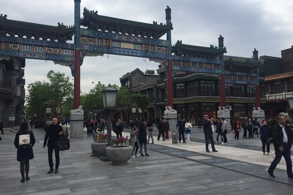 Градчето за забавления в Пекин с ретро трамвай.