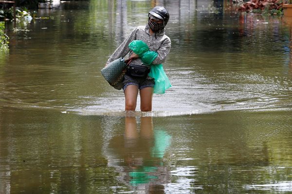 Катастрофалните наводнения във Виетнам отнеха живота на 27 души Снимки: Ройтерс