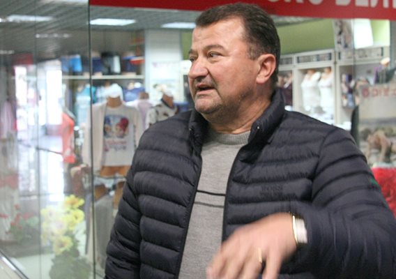 Собственикът на магазин Митко Аргиров с очите си е видял как боата виси от тавана.