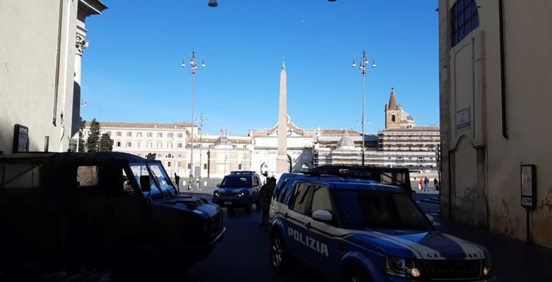 Полиция охранява централния площад Пиаца дел Пополо