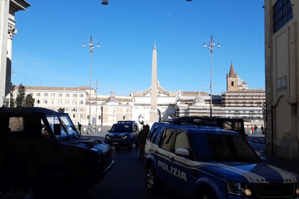 Полиция охранява централния площад Пиаца дел Пополо
