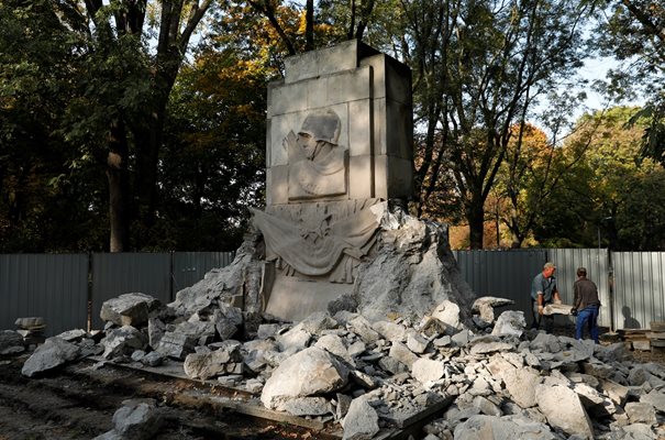 Работници разрушават паметника на благодарността към Червената армия в парк във Варшава през 2018 г.


