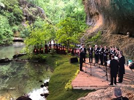Божествен концерт-спектакъл озари пещерата Божия мост