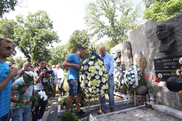 Живко Миланов и Кирил Ивков поднасят венец от клуба на гроба на Георги Аспарухов и Никола Котков. СНИМКА: НИКОЛАЙ ЛИТОВ