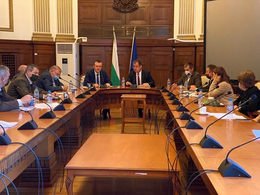 Министърът на земеделието Христо Бозуков се срещна с шефовете на горските предприятия в опит да се гарантират достатъчно количество дърва за огрев тази зима.