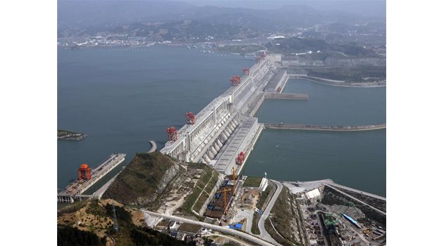 ГРАНДИОЗЕН: Язовирът Три клисури е най-големият строителен проект в Китай след Великата стена.