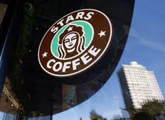 Руската верига "Старс кофи" (Stars Coffee), която замени американския кафе гигант "Старбъкс" след оттеглянето му от Русия заради конфликта в Украйна, отвори  първото си заведение в Москва с лозунга "Бъкс си отиде, звездите останаха" (Bucks ушел, звезды остались)  СНИМКА: РОЙТЕРС