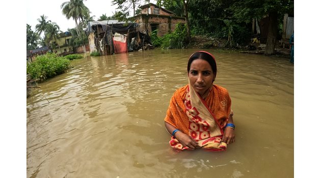 Наводнение в околностите на Колката в Индия. СНИМКА: GETTY IMAGES